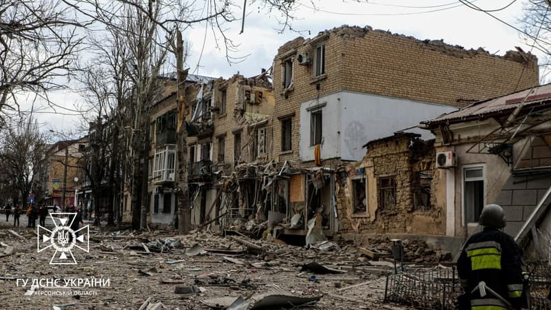 Des immeubles détruits après des frappes à Kherson, en Ukraine, le 2 février 2024