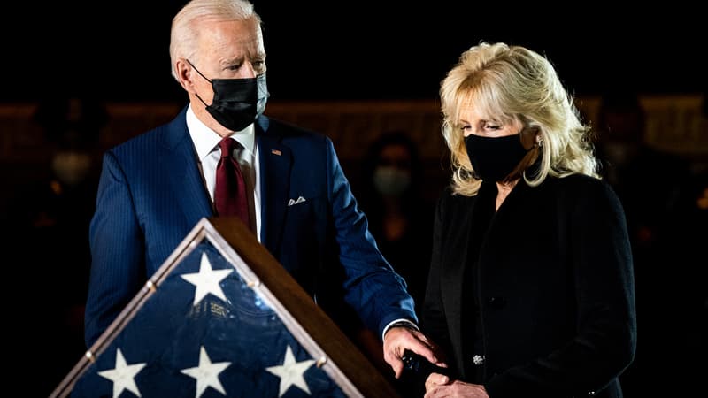 Joe Biden et son épouse Jill, se recueillant au Capitole.