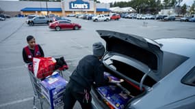 Des Américains se préparent à la méga tempête de neige qui va traverser les États-Unis, le 22 janvier 2026.