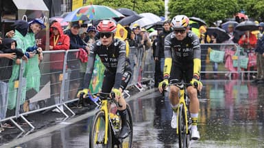 Jonas Vingegaard et Wout Van Aert avant le départ de la 2e étape du Tour de France, le 6 juillet 2025.