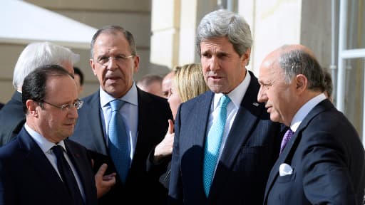 François Hollande, Sergueï Lavrov, John Kerry et Laurent Fabius sur la terrasse de l'Elysée, mercredi.