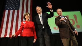 Jeb Bush, entouré de son frère George W. Bush, et de la femme de ce dernier, Laura Bush, en février 2016.
