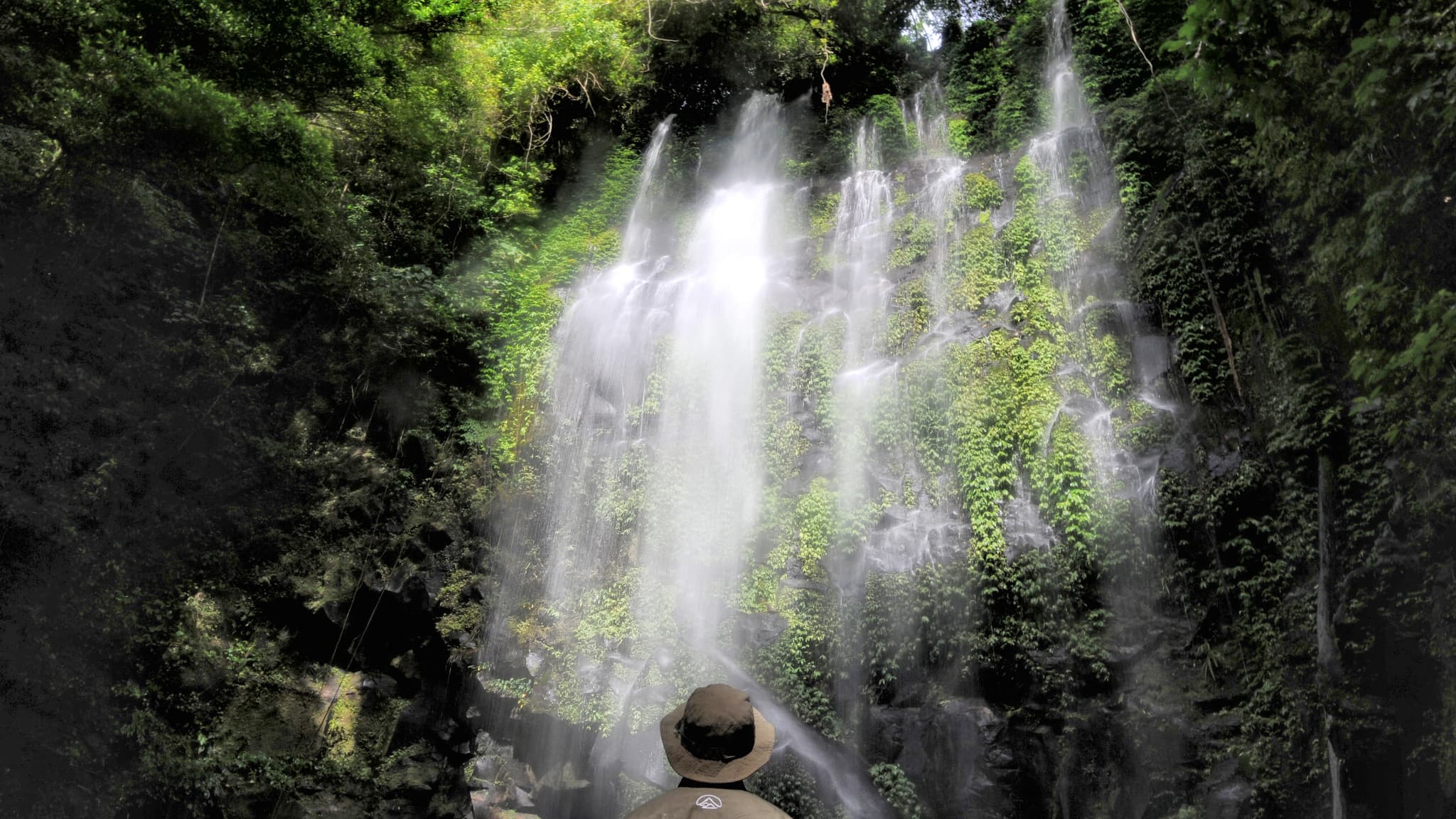 Un garde forestier indonésien dans la forêt tropicale de Leuser, à l'extrémité nord de l'île de Sumatra. Un garde forestier indonésien dans la forêt tropicale de Leuser, à l'extrémité nord de l'île de Sumatra.