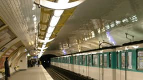 Un homme est mort électrocuté au contact des rails, à la station Kléber du métro parisien. (Photo d'illustration)