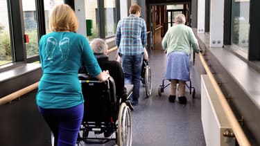 Les + de 65 ans consomment en moyenne 3,9 médicaments par jour (photo d'illustration).