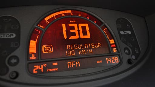 Régulateur de vitesse bloqué à 200km/h, il force trois péages et ...