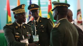 Des membres des Forces armées sénégalaises discutent en marge de la session extraordinaire des chefs d'État et de gouvernement de la Communauté économique des États de l'Afrique de l'Ouest (CEDEAO) consacré au coup d'État au Niger à Abuja, au Nigeria, le 10 août 2023.