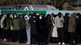 Les Pékinois attendent de monter à bord des navettes vers un centre de vaccination contre le coronavirus à Pékin le 4 janvier 2021.