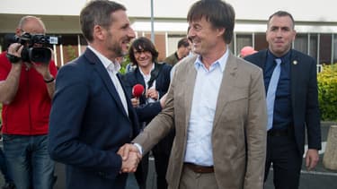 Le ministre de la Transition écologique et solidaire Nicolas Hulot, à droite, serre la main de Matthieu Orphelin, alors candidat LaREM à la députation dans le Maine-et-Loire.