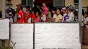 Devant un bureau de vote de Kawhmu, au sud de Rangoun, circonscription où Aung San Suu Kyi est candidate. A l'occasion des législatives partielles en Birmanie, la formation d'opposition de la lauréate du prix Nobel de la paix, la Ligue nationale pour la d