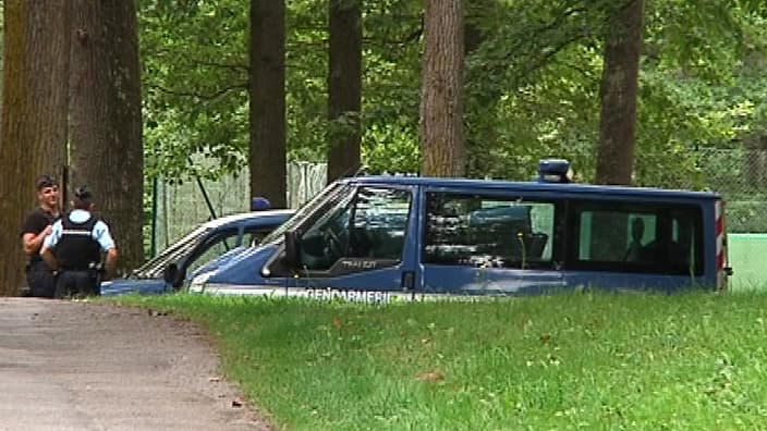 Gendarmes sur l'aire de loisirs de Chénérailles, dans la Creuse, ce jeudi.