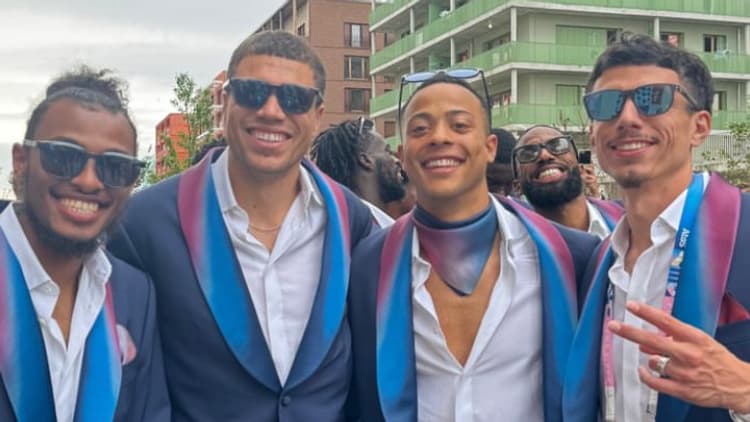 Sacha Zhoya et les athlètes français avant le défilé pour les JO de Paris 2024. Sacha Zhoya et les athlètes français avant le défilé pour les JO de Paris 2024.