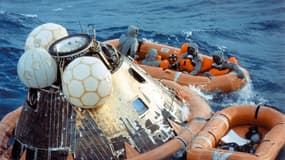 Les astronautes de la mission Apollo et Clancey Hatleberg, lors de la phase de décontamination, le 24 juillet 1969 dans l'océan Pacifique.