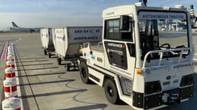 Le tracteur à bagages "autonome" et électrique peut rouler sans conducteur sur les pistes de l'aéroport grâce à des autorisations spécifiques.