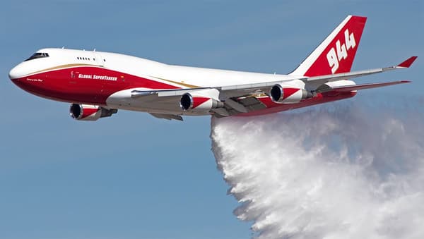 Boeing a transformé un 747 en Supertanker de la lutte contre les incendies géants