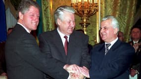 Les présidents américain Bill Clinton, russe Boris Eltsine et ukrainien Leonid Kravtchouk à Moscou le 14 janvier 1994