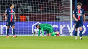 Gianluigi Donnarumma dépité après avoir encaissé un but de Harvey Elliott lors de PSG-Liverpool (0-1, Ligue des champions), le 5 mars 2025