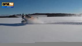 Alaska : un pilote fait des drifts sur la neige avec son avion