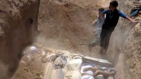Image prise à Arbin, montrant ce qui est présenté comme une fosse commune. Les corps seraient les victimes d'une attaque au gaz neurotoxique survenue dans cette banlieue de Damas le 21 août.