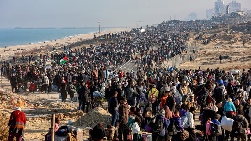 Des personnes marchent le long de la rue côtière al-Rashid à Gaza pour traverser le corridor de Netzarim du sud de la bande de Gaza vers le nord, le 27 janvier 2025. 