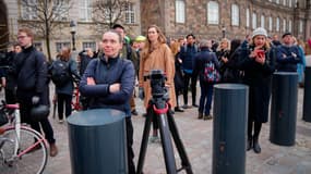 Des habitants regardent l'incendie de la Bourse de Copenhague, le 16 avril 2024