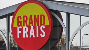 Cette photo prise le 28 novembre 2022 à Lille, dans le nord de la France, montre le logo du supermarché "Grand Frais". (Illustration)