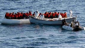 Des membres de la marine italienne viennent en aide à des migrants au large de la Méditerranée, le 27 juin 2016.