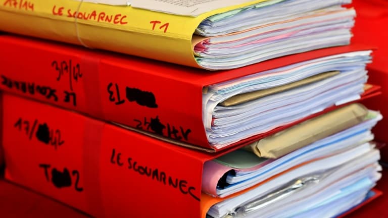 Le dossier judiciaire de Joël Le Scouarnec posé à la cour d'assises de Saintes le 13 mars 2020 lors de l'ouverture du procès du chirurgien