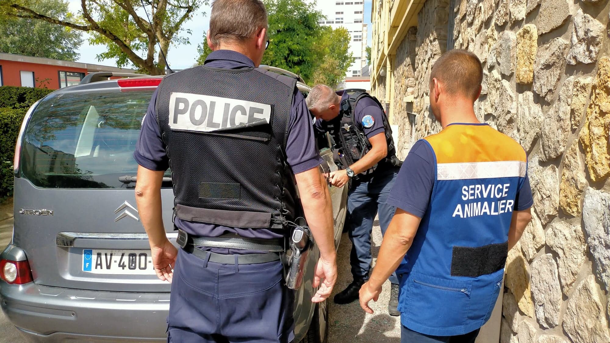 Les forces de l'ordre et le service animalier de Boulogne-sur-Mer libèrent deux chiens d'une voiture fermée et garée en plein soleil le 14 août 2022. Les forces de l'ordre et le service animalier de Boulogne-sur-Mer libèrent deux chiens d'une voiture fermée et garée en plein soleil le 14 août 2022.