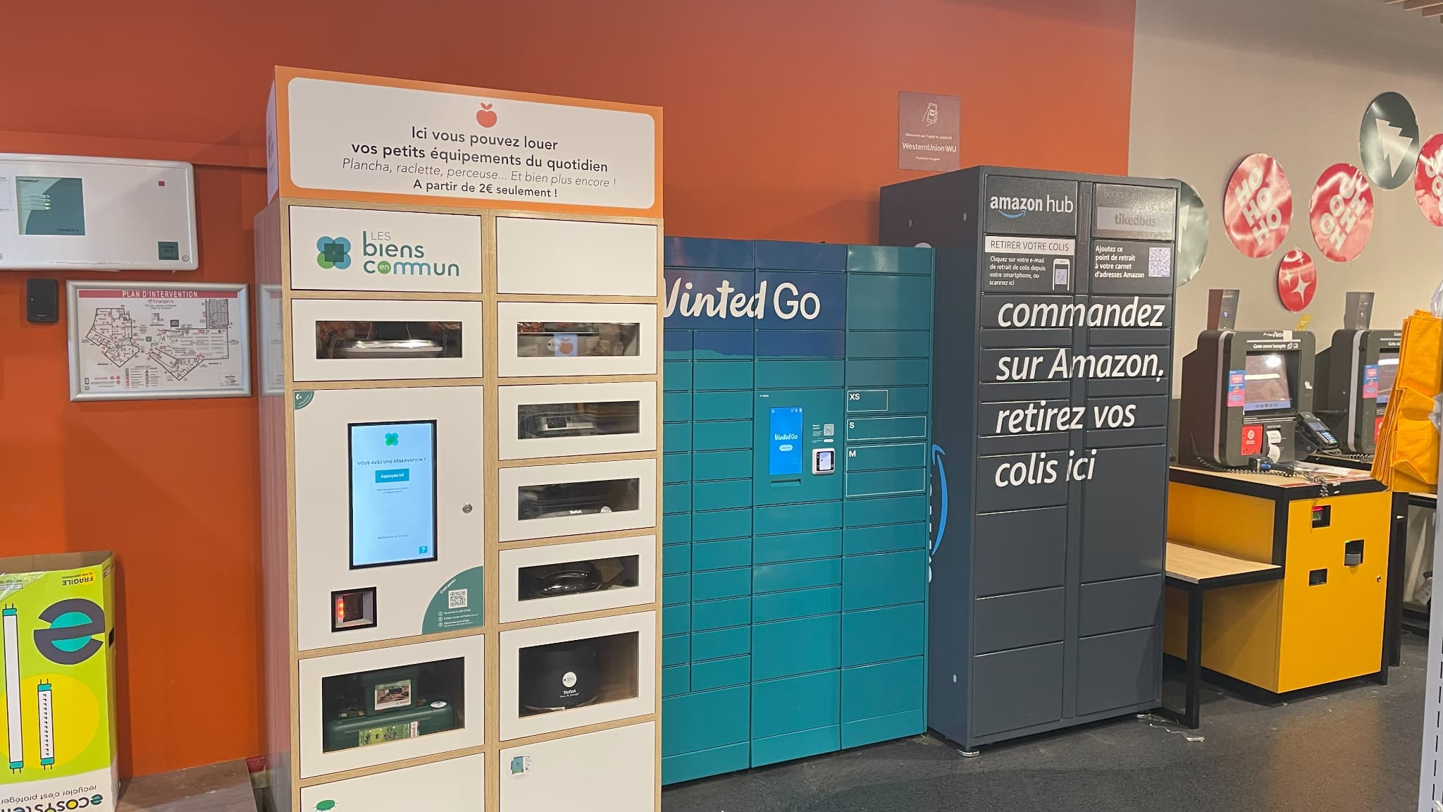 À gauche, les casiers connectés dédiés à la location dans le magasin Franprix, place d'Aligre dans le 12ème arrondissement. À gauche, les casiers connectés dédiés à la location dans le magasin Franprix, place d'Aligre dans le 12ème arrondissement.