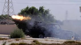 Tir d'artillerie par les combattants anti-Kadhafi, à un kilomètre de Syrte. Les forces du nouveau pouvoir libyen sont entrées samedi dans Syrte, ville natale du Guide déchu Mouammar Kadhafi et l'un de ses derniers bastions, où elles ont été accueillies pa