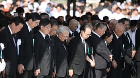Des participants à la cérémonie de commémoration du bombardement d'Hiroshima observent une minute de silence, le 6 août 2017. 