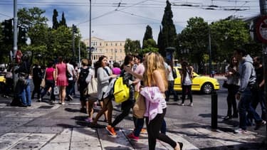 Des passants sur la place Syntagma à Athènes, en Grèce.