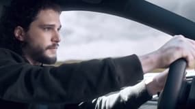 Jon Snow, ou plutôt l'acteur KIt Harington, avait joué dans une publicité pour la marque Infiniti. Mais nous, on le voit plutôt rouler en Ferrari.