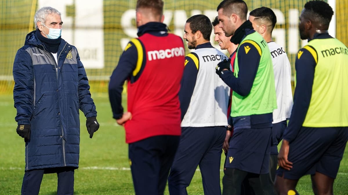 Raymond Domenech parlant à ses joueurs Raymond Domenech parlant à ses joueurs