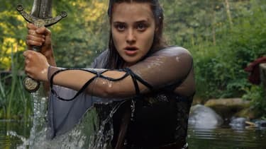 Katherine Langford dans "Cursed: la rebelle"