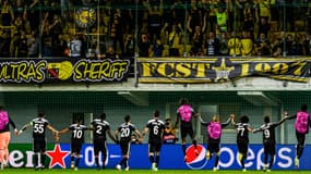 Les joueurs du Sheriff Tiraspol devant leur public, après la victoire contre le Shakhtar