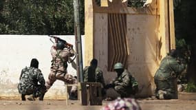 Militaires maliens à l'assaut de la mairie de Gao, jeudi. Une quinzaine d'islamistes ont été tués, deux soldats français très légèrement blessés et quatre soldats maliens blessés lors des combats de jeudi pour déloger de la mairie de la plus grande ville