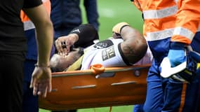 Mathieu Bastareaud évacué du terrain sur civière après s'être blessé sur le terrain de Toulon, le 27 novembre 2021  