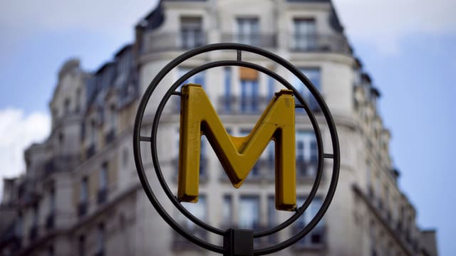 Un signe indiquant le métro dans Paris.