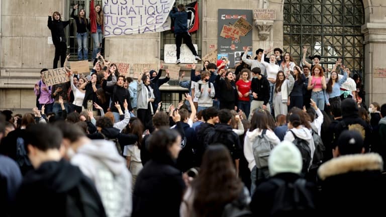 Des jeunes bloquent l'entrée du lycée Louis Le Grand, le 19 avril 2022 à Paris (image d'illustration)
