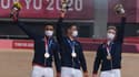 Les pistards français médaillés de bronze à la vitesse, Florin Grengbo, Rayan Helal et Sébastien Vigier, sur le podium des Jeux de Tokyo à Izu, le 3 août 2021 