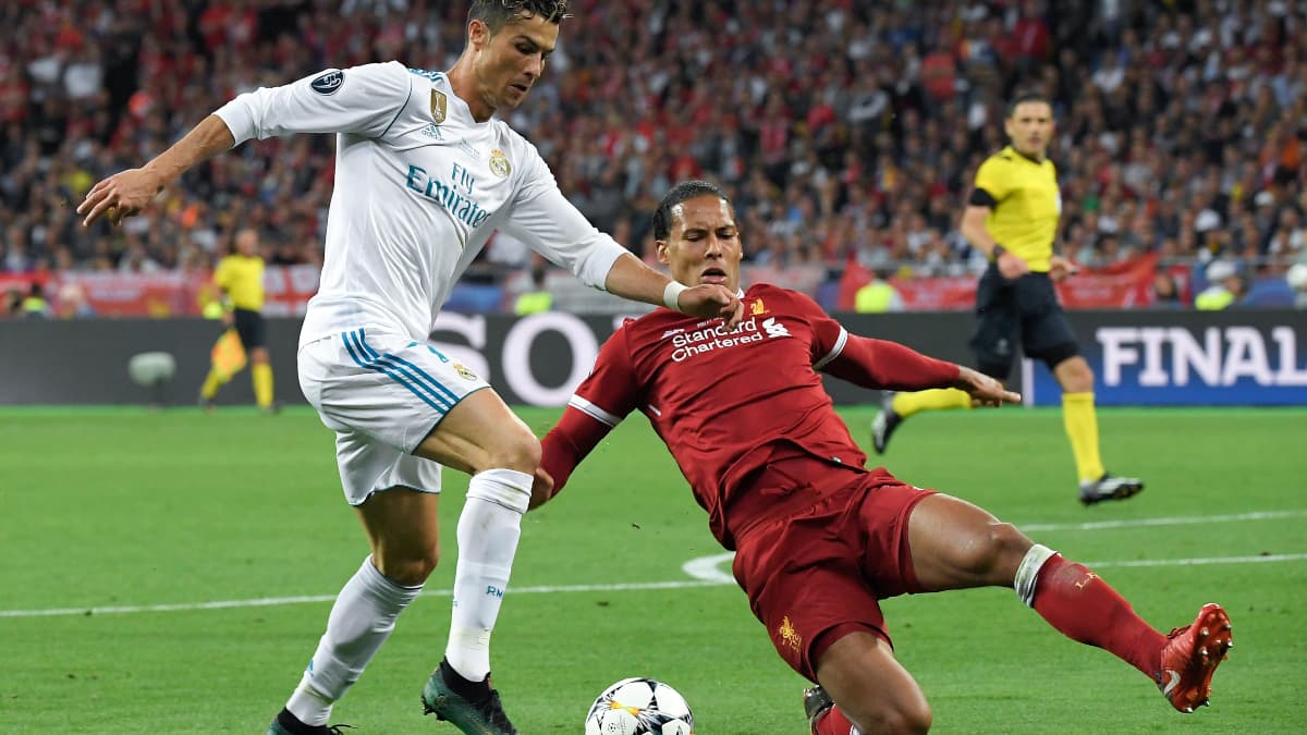 Cristiano Ronaldo (en blanc) face à Virgil van Dijk lors de la finale de la Ligue des champions en 2018 Cristiano Ronaldo (en blanc) face à Virgil van Dijk lors de la finale de la Ligue des champions en 2018