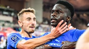 Bamba Dieng félicité par Valentin Rongier après son doublé lors d'ASM-OM