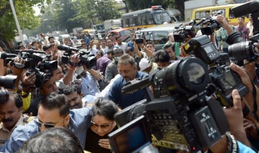 L'une des grandes stars indiennes de Bollywood, Sanjay Dutt (c), entouré par les médias à sa sortie de prison, à Mumbai le 25 février 2016