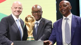Gianni Infantino avec Yacine Idriss Diallo président de la Fédération Ivoirienne de Football et Patrice Motsepe, président de la CAF en juillet 2023
