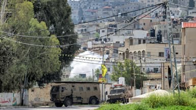 Des véhicules militaires israéliens stationnés près du camp palestinien de Jénine, le 9 avril 2022 en Cisjordanie