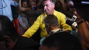 L'ancien président brésilien Jair Bolsonaro est photographié avant de monter dans une ambulance alors qu'il quitte l'hôpital Rio Grande à Natal, dans l'État de Rio Grande do Norte, au Brésil, le 12 avril 2025.