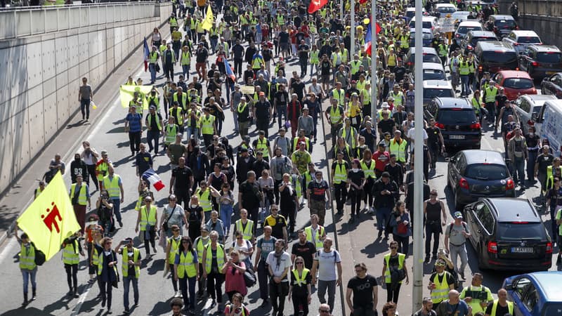 Des gilets jaunes défilent à Paris, le 20 avril 2019.
