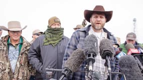 Ammon Bundy s'exprime devant la presse aux côtés d'autres miliciens au Malheur National Wildlife Refuge.